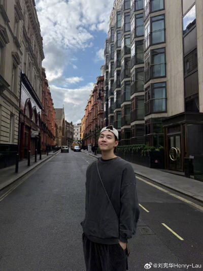 刘宪华Henry-Lau：
伦敦碎片
#活力翻倍计划##毕业ing# ​​​