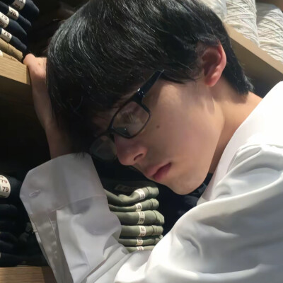 眼镜男