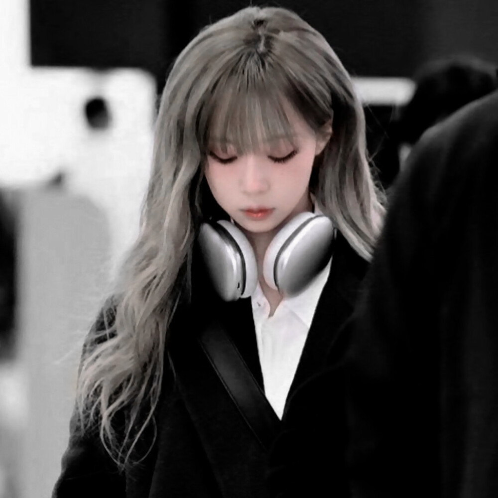 ♪The music in the headphonesᐝ^•