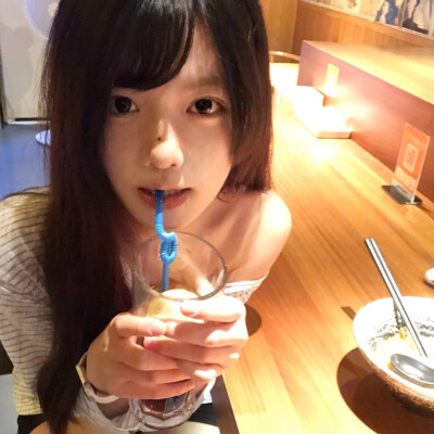 ，