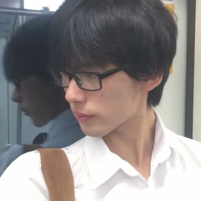 眼镜男