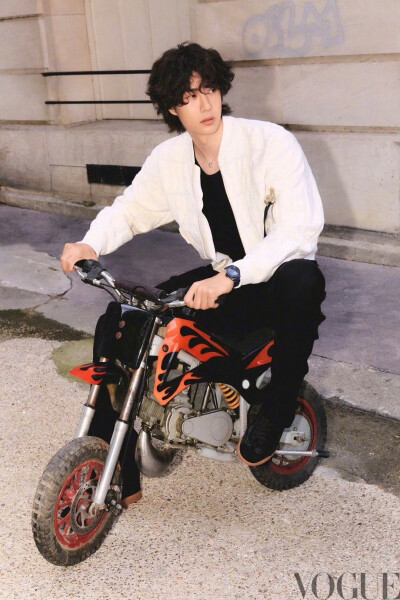 VOGUE服饰与美容：
#VOGUE独家# CHANEL高定秀前@UNIQ-王一博 迫不及待地就和老朋友“滑板”、“摩托”见面了！翻包的时候找到这只CHANEL J12 BLEU，原来落在包里了，难怪看秀的时候只能无实物看表了。 ​​​