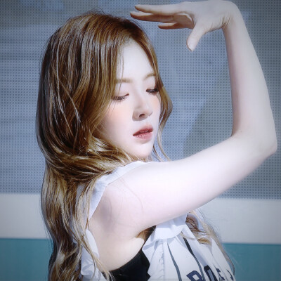 “舞台灯光刺破黑暗的瞬间，她的影子先于身体开始沸腾.”