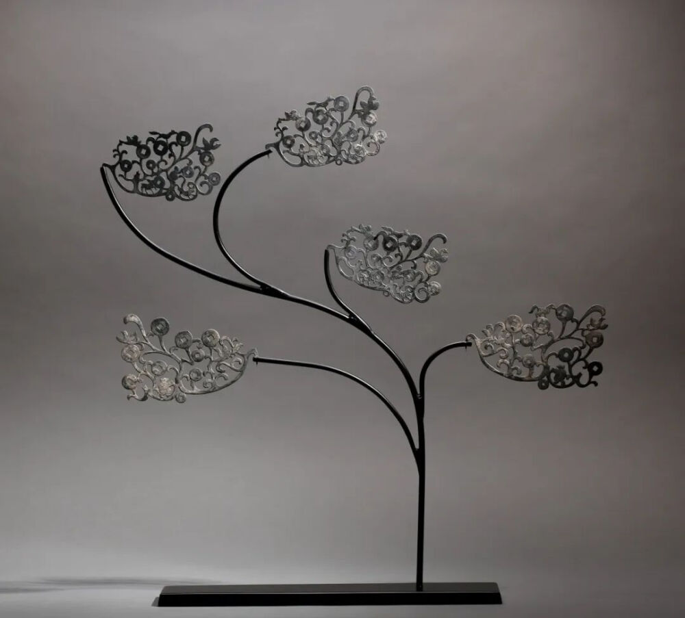 汉代 镂空飞鸟神兽纹银摇钱树观复博物馆藏