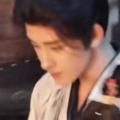 灯火葳蕤揉皱你眼眉