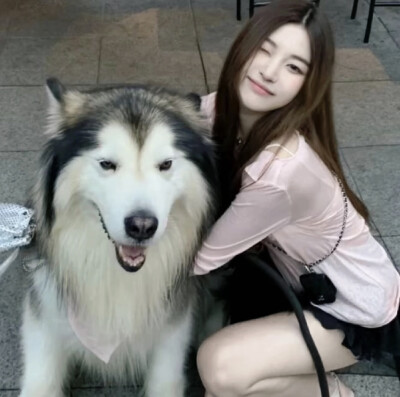 ，