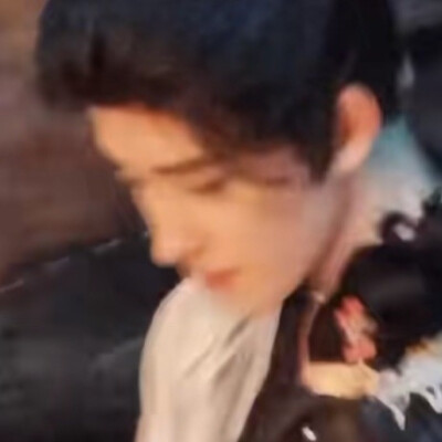 灯火葳蕤揉皱你眼眉