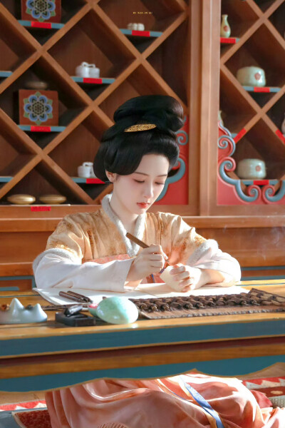 何惟芳 ​​​ 杨紫