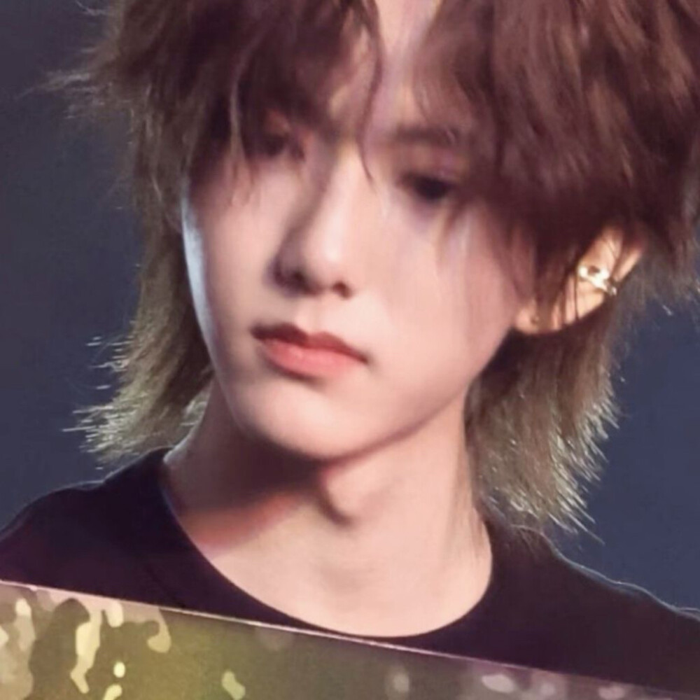 窃以谓p1可以和我之前截的47打戏花絮那个黑t顺毛短发凑情头…