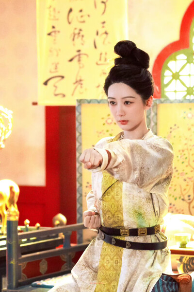 何惟芳 ​​​ 杨紫
