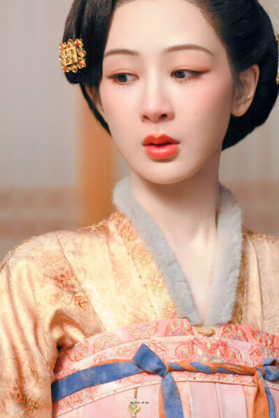 何惟芳 ​​​ 杨紫