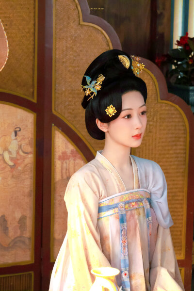 何惟芳 ​​​ 杨紫