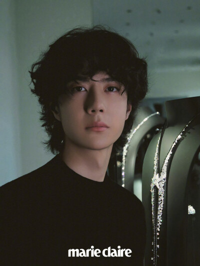 嘉人：
#王一博说每一次夕阳都很美#
巴黎芳登广场18号，@UNIQ-王一博 佩戴香奈儿REACH FOR THE STARS臻品珠宝系列TWIN STARS戒指，出席该系列预览活动。在现场，王一博为嘉人带来他关于观展、探索自然与自我的独家…