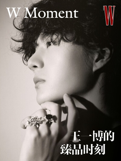 W中文版：
#王一博的关键词是享受生活#
「王一博，享受生活」
巴黎，晴，芳登广场香奈儿臻品珠宝系列巴黎预览现场，王一博@UNIQ-王一博 为W中文版带来了他的美妙瞬间分享。他说期待自己的下一次惊喜，也对自由和享受…