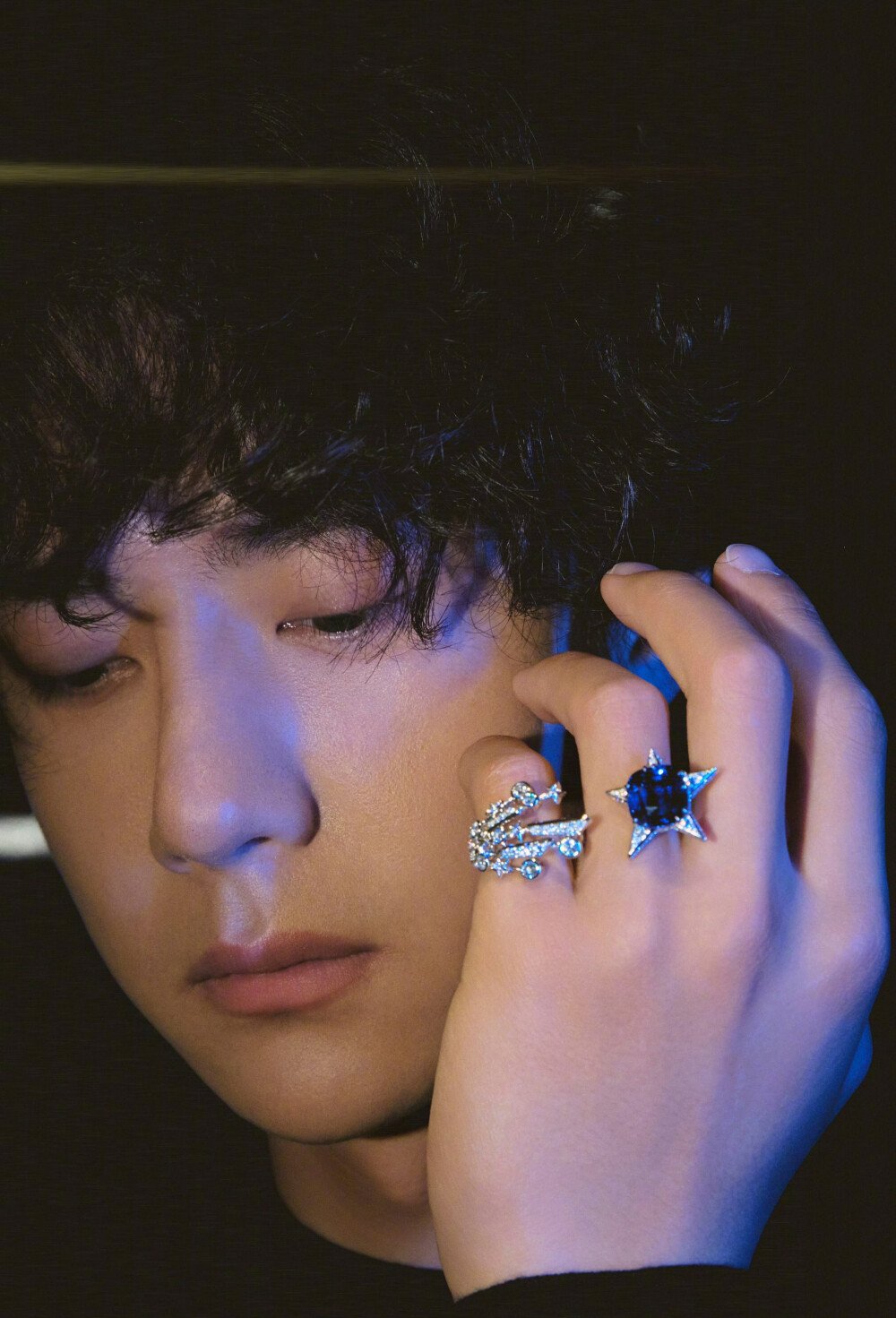 小象王国：
王一博 in CHANEL ✨ #巴黎高定时装周# 
巴黎高定周之行，来到芳登广场18号香奈儿腕表与高级珠宝店铺举行的预览活动，简单造型配羊毛卷发，佩戴REACH FOR THE STARS臻品珠宝系列TWIN STARS戒指，璀璨夺目的蓝宝石映衬着俊朗矜贵气质。一组高清图分享~ ​​​
