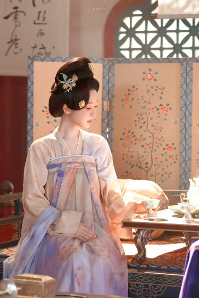 何惟芳 ​​​ 杨紫