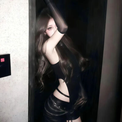 到了一定年龄，你会发现，你需要的不再是轰轰烈烈的爱情，而是一个不会离开你的人，深情不及久伴，厚爱无需多言。远离那些影响你情绪的人，他们除了给你添堵，什么都给不了……