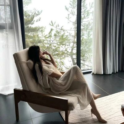 曾经相信、简简单单的人，一定被人珍惜，
善良心软的人，一定有人感激，后来，
简单的人被耍，善良的人被欺，才明白，
人越简单，越容易上当，人越善良，越容易受伤。