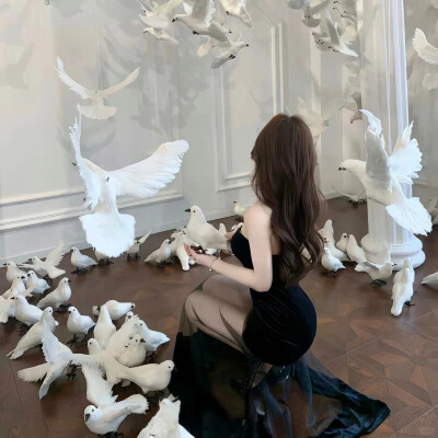 到了一定年龄，你会发现，你需要的不再是轰轰烈烈的爱情，而是一个不会离开你的人，深情不及久伴，厚爱无需多言。远离那些影响你情绪的人，他们除了给你添堵，什么都给不了……