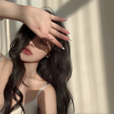 曾经相信、简简单单的人，一定被人珍惜，
善良心软的人，一定有人感激，后来，
简单的人被耍，善良的人被欺，才明白，
人越简单，越容易上当，人越善良，越容易受伤。