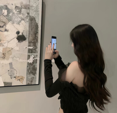 后来，我没有对谁再心动过，
甚至连聊天都没兴趣。
在新欢和旧爱里，我选择了爱自己，
干干净净，好好生活……