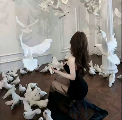 曾经相信、简简单单的人，一定被人珍惜，
善良心软的人，一定有人感激，后来，
简单的人被耍，善良的人被欺，才明白，
人越简单，越容易上当，人越善良，越容易受伤。