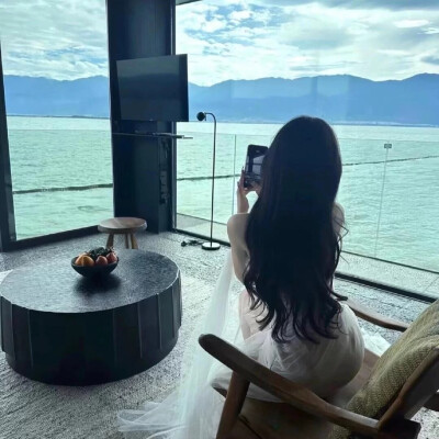 曾经相信、简简单单的人，一定被人珍惜，
善良心软的人，一定有人感激，后来，
简单的人被耍，善良的人被欺，才明白，
人越简单，越容易上当，人越善良，越容易受伤。