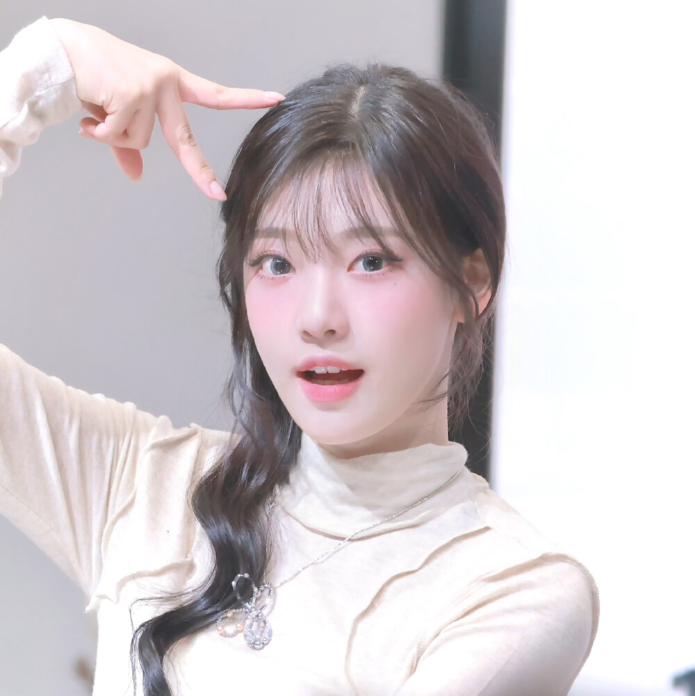 、不喜欢一个人,不必当场撕破脸皮,若实在做不到笑脸相迎,保持沉默便是最好的回应。在乌鸦的认知里,天鹅的洁白也是种过错。与其与疯狗争抢道路,不如退一步让它先行——打败一条狗不值得炫耀,反被它咬伤才是得不偿失。