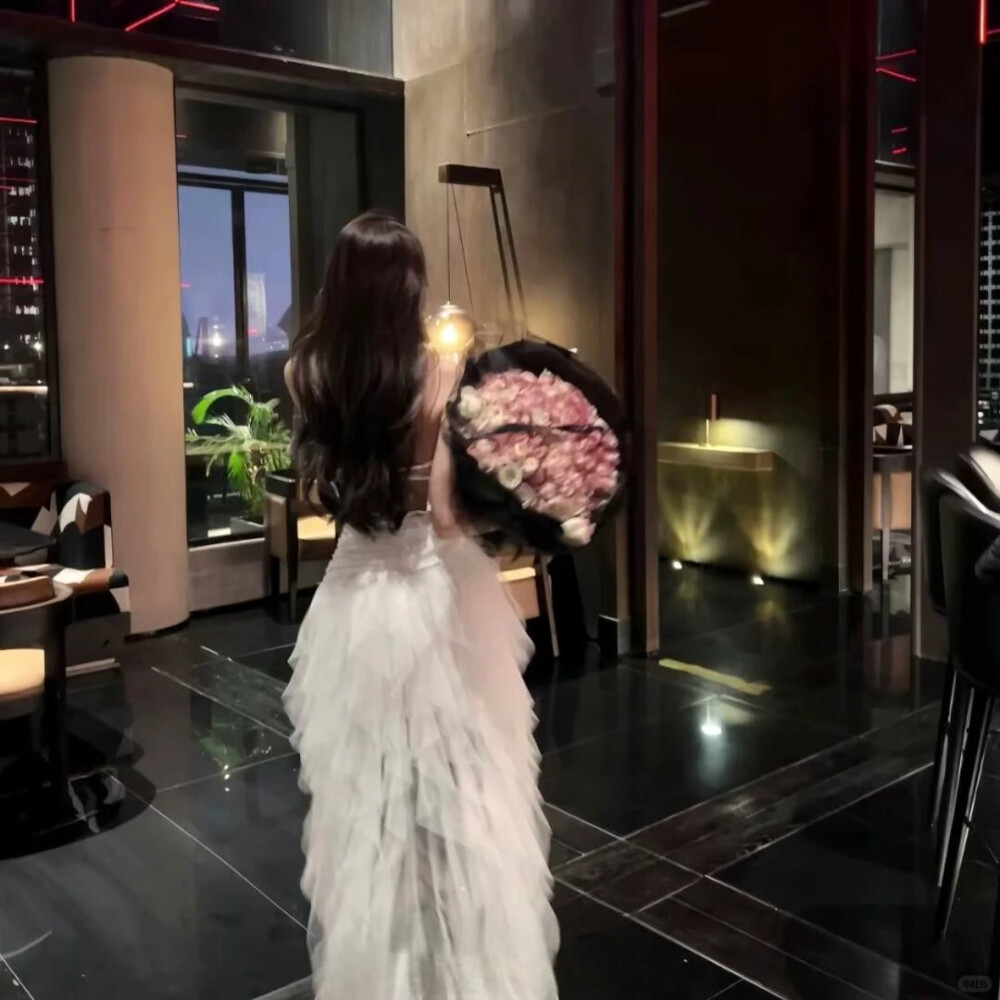 到了一定年龄，你会发现，你需要的不再是轰轰烈烈的爱情，而是一个不会离开你的人，深情不及久伴，厚爱无需多言。远离那些影响你情绪的人，他们除了给你添堵，什么都给不了……