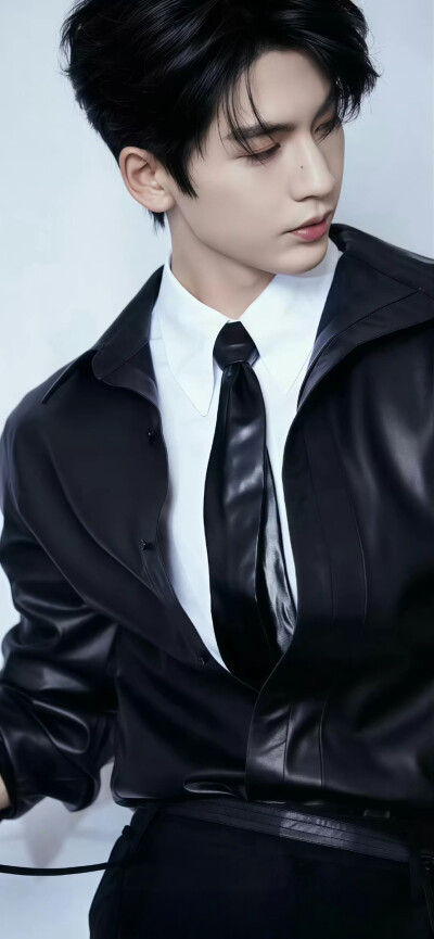 红豆生南国，裴相是男模。