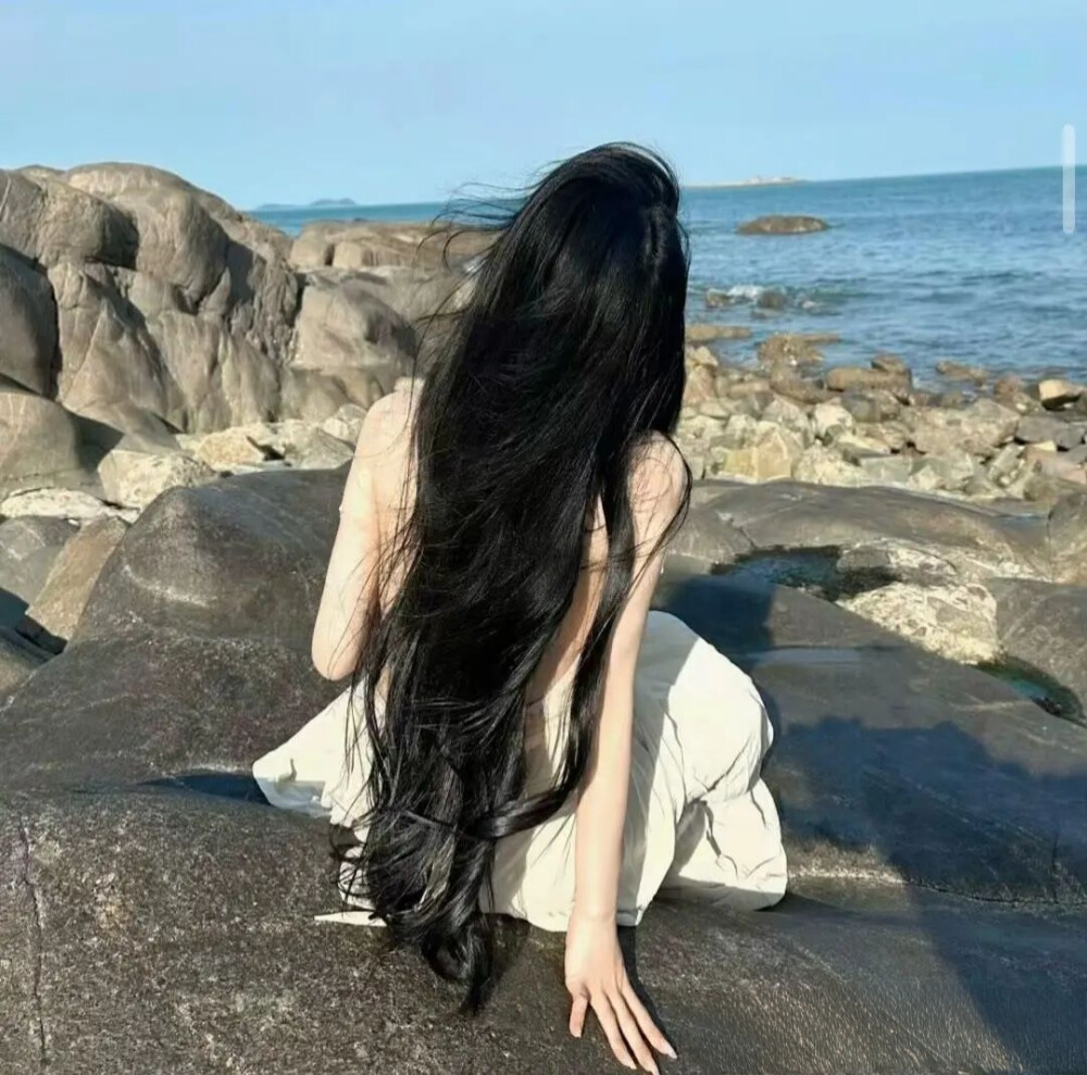 后来，我没有对谁再心动过，
甚至连聊天都没兴趣。
在新欢和旧爱里，我选择了爱自己，
干干净净，好好生活……