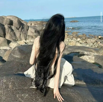 后来，我没有对谁再心动过，
甚至连聊天都没兴趣。
在新欢和旧爱里，我选择了爱自己，
干干净净，好好生活……