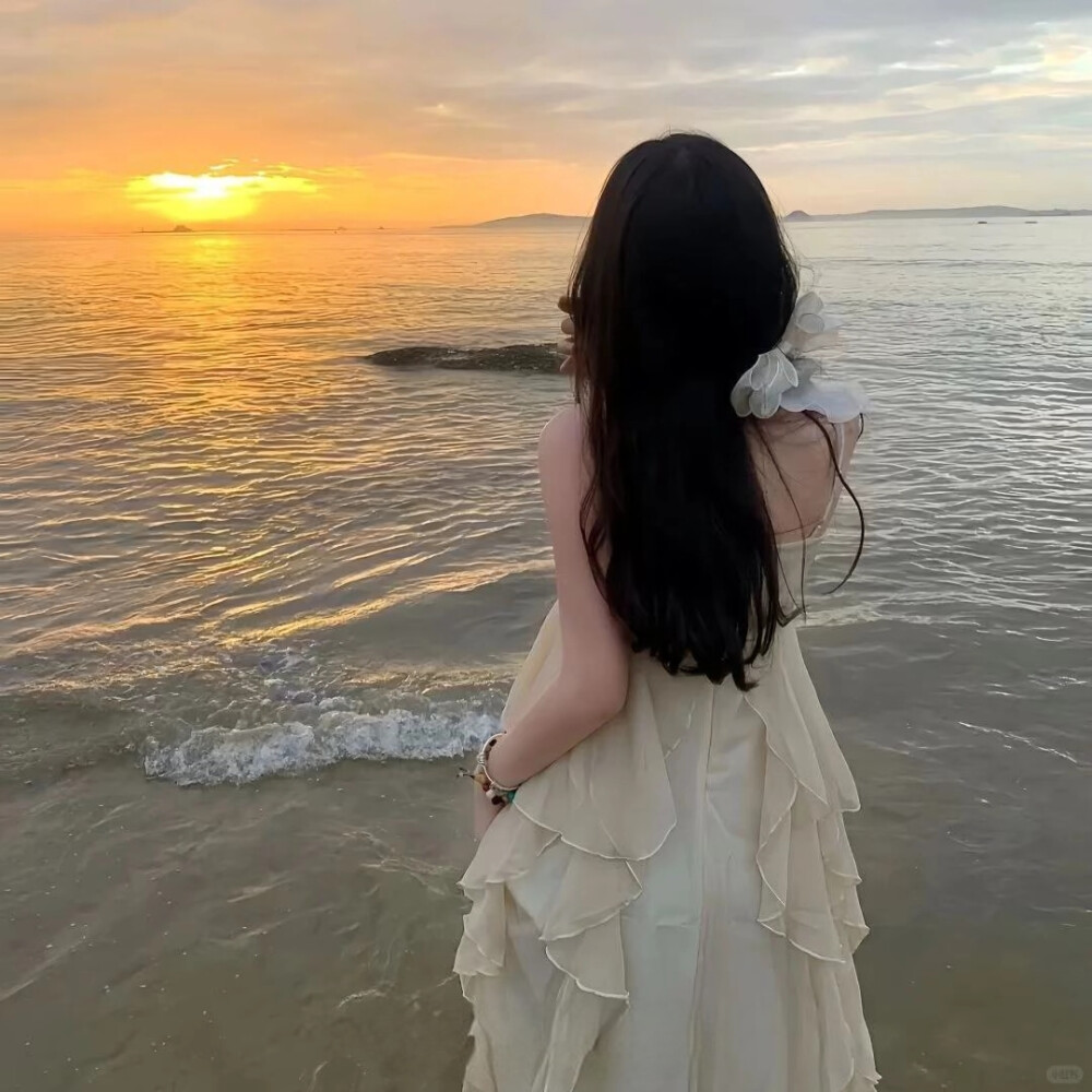 曾经相信、简简单单的人，一定被人珍惜，
善良心软的人，一定有人感激，后来，
简单的人被耍，善良的人被欺，才明白，
人越简单，越容易上当，人越善良，越容易受伤。