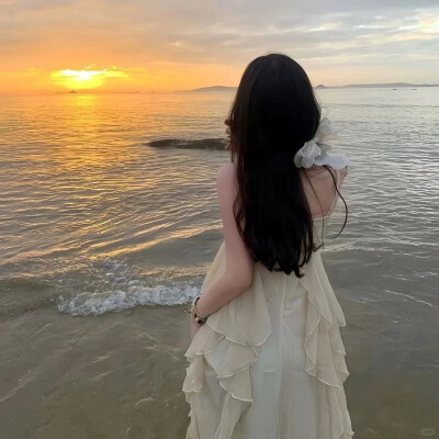 曾经相信、简简单单的人，一定被人珍惜，
善良心软的人，一定有人感激，后来，
简单的人被耍，善良的人被欺，才明白，
人越简单，越容易上当，人越善良，越容易受伤。