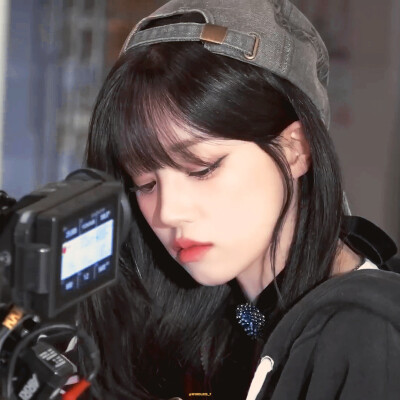 ♡yuqi”기타를 안고 있는 개…૮₍ っ ̫-₎ა
