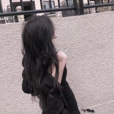 后来，我没有对谁再心动过，
甚至连聊天都没兴趣。
在新欢和旧爱里，我选择了爱自己，
干干净净，好好生活……