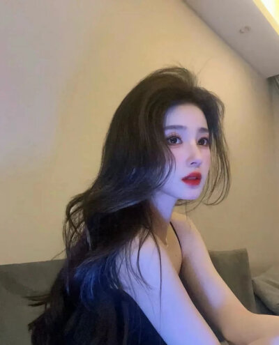 到了一定年龄，你会发现，你需要的不再是轰轰烈烈的爱情，而是一个不会离开你的人，深情不及久伴，厚爱无需多言。远离那些影响你情绪的人，他们除了给你添堵，什么都给不了……