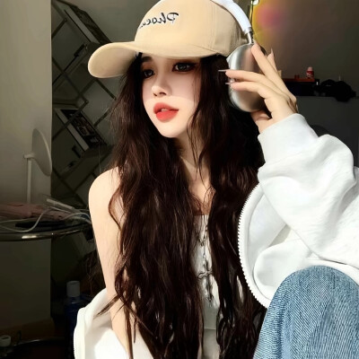 曾经相信、简简单单的人，一定被人珍惜，
善良心软的人，一定有人感激，后来，
简单的人被耍，善良的人被欺，才明白，
人越简单，越容易上当，人越善良，越容易受伤。