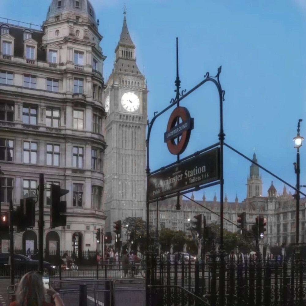 、不喜欢一个人，不必当场撕破脸皮，若实在做不到笑脸相迎，保持沉默便是最好的回应。在乌鸦的认知里，天鹅的洁白也是种过错。与其与疯狗争抢道路，不如退一步让它先行——打败一条狗不值得炫耀，反被它咬伤才是得不偿失。