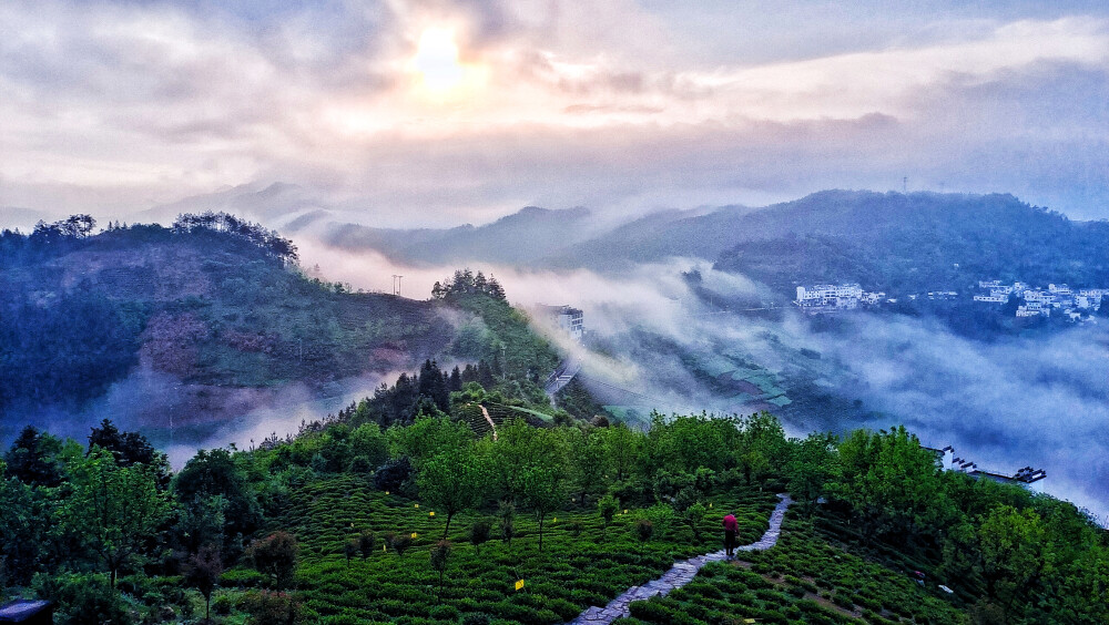 云消雾散：脚踏龙顶观景，远望隐约可视四季海农庄。