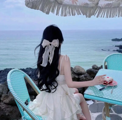 后来，我没有对谁再心动过，
甚至连聊天都没兴趣。
在新欢和旧爱里，我选择了爱自己，
干干净净，好好生活……