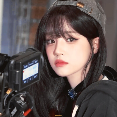 ♡yuqi”기타를 안고 있는 개…૮₍ っ ̫-₎ა