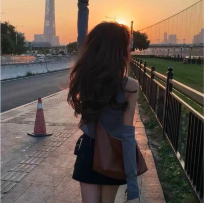 后来，我没有对谁再心动过，
甚至连聊天都没兴趣。
在新欢和旧爱里，我选择了爱自己，
干干净净，好好生活……