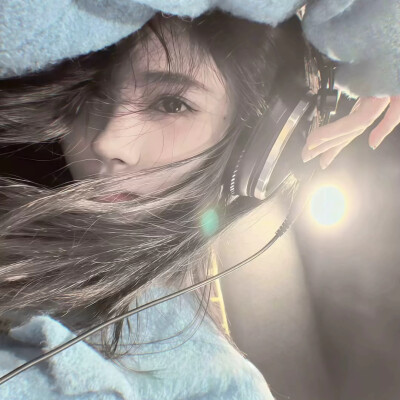 到了一定年龄，你会发现，你需要的不再是轰轰烈烈的爱情，而是一个不会离开你的人，深情不及久伴，厚爱无需多言。远离那些影响你情绪的人，他们除了给你添堵，什么都给不了……