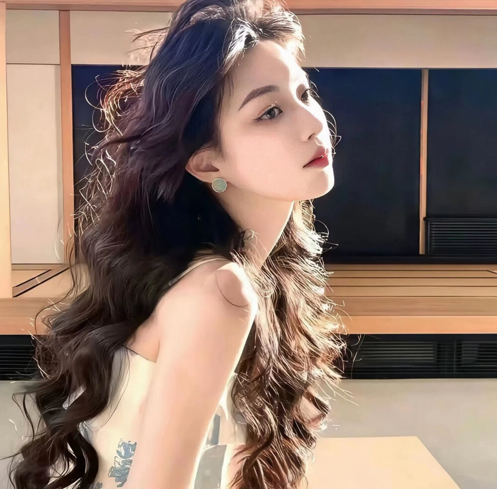 曾经相信、简简单单的人，一定被人珍惜，
善良心软的人，一定有人感激，后来，
简单的人被耍，善良的人被欺，才明白，
人越简单，越容易上当，人越善良，越容易受伤。