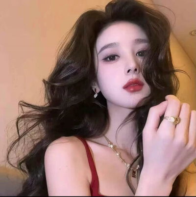 曾经相信、简简单单的人，一定被人珍惜，
善良心软的人，一定有人感激，后来，
简单的人被耍，善良的人被欺，才明白，
人越简单，越容易上当，人越善良，越容易受伤。