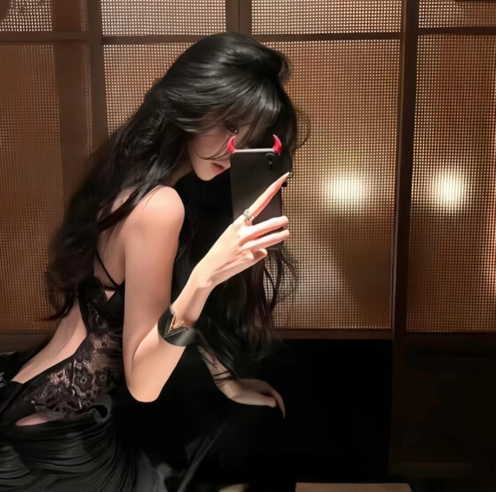 后来，我没有对谁再心动过，
甚至连聊天都没兴趣。
在新欢和旧爱里，我选择了爱自己，
干干净净，好好生活……