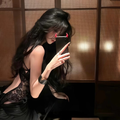 后来，我没有对谁再心动过，
甚至连聊天都没兴趣。
在新欢和旧爱里，我选择了爱自己，
干干净净，好好生活……