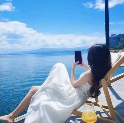 后来，我没有对谁再心动过，
甚至连聊天都没兴趣。
在新欢和旧爱里，我选择了爱自己，
干干净净，好好生活……