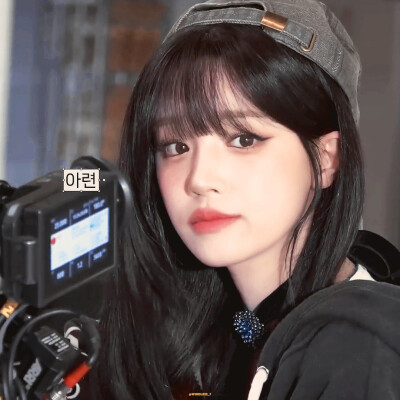 ♡yuqi”기타를 안고 있는 개…૮₍ っ ̫-₎ა